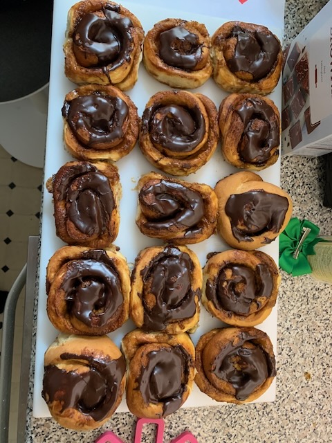 Hjemmebagte Anders And snegle med chokoladeglasur